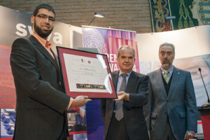 El Dr. Hicham Filali recibe el premio de manos de D. Luis Bascuñán, Director General de Laboratorios Syva