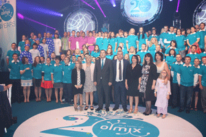 Foto de grupo de la "familia" Olmix durante la celebración del 20 aniversario