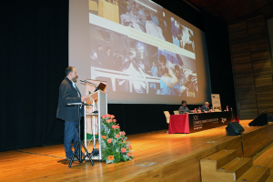 Luis Quintela entrega el Premio Especial ‘Carlos Díaz de Pablo’ a la mejor comunicación científica de reproducción patrocinado por la empresa FATRO